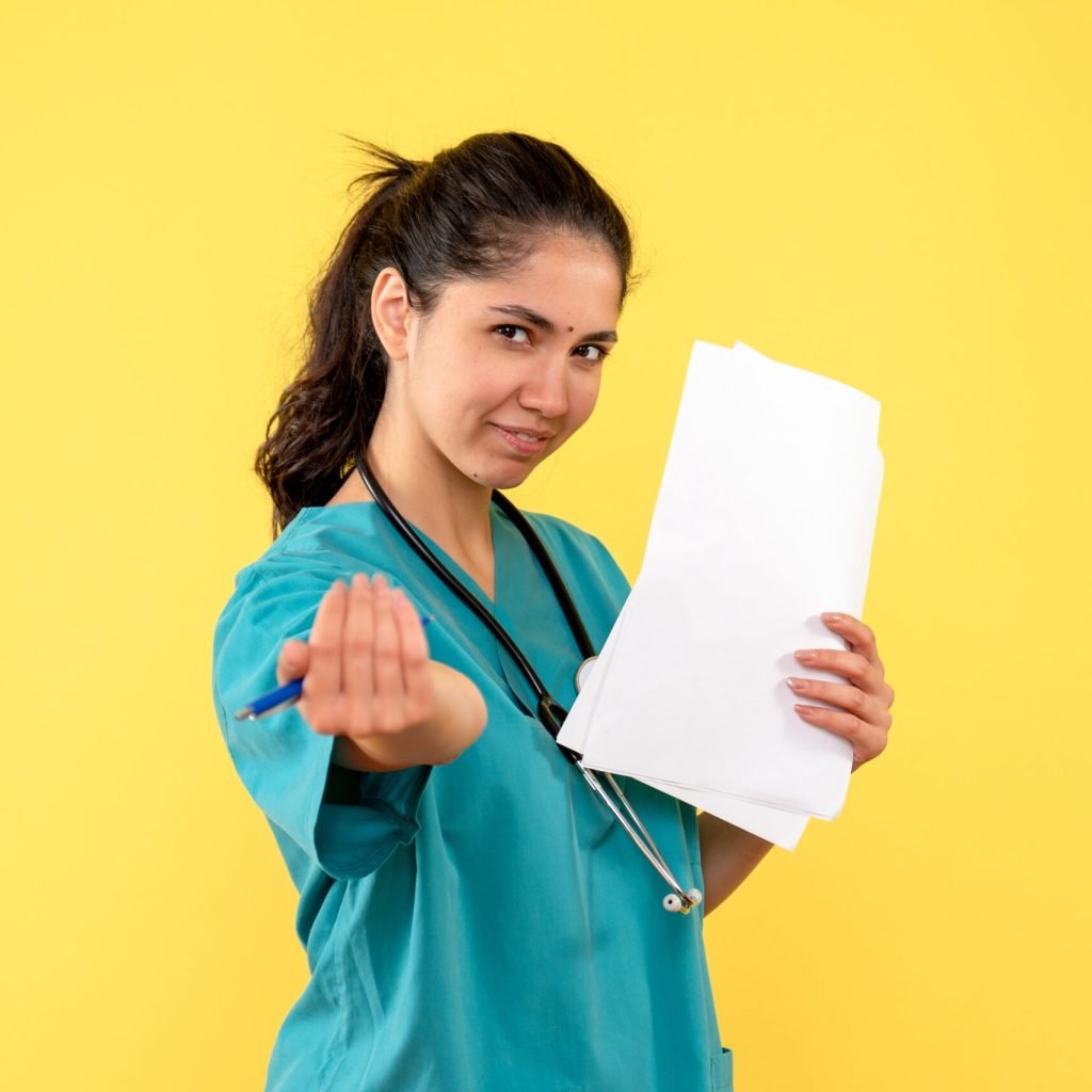 medica-de-frente-com-documentos-em-pe medica-de-frente-com-documentos-em-pe